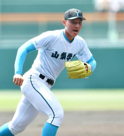 　１回、又吉を見逃し三振に仕留め、ほえる山梨学院・菰田　（撮影・開出牧）