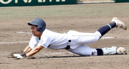 　９回、二ゴロでヘッドスライディングも及ばずアウトになる岡山学芸館・又吉