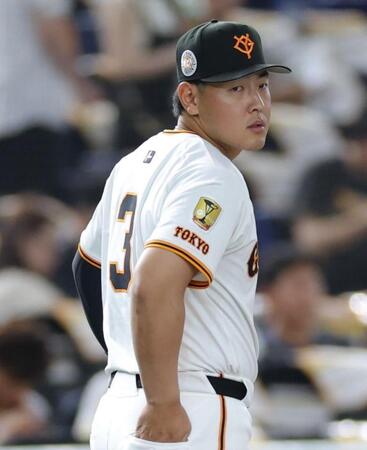 　背番号「３」のユニホームで試合に臨む岡本（撮影・西岡正）