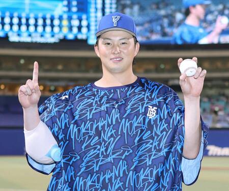 　プロ初勝利を挙げ、ウイニングボールを手に笑顔を見せる竹田