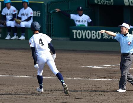 　３回、左越えに勝ち越し適時二塁打を放った沖縄尚学・比嘉大登は打球がスタンドに入りホームランと思いベースを回るも、塁審に二塁へ戻るように指示される（撮影・山口登）