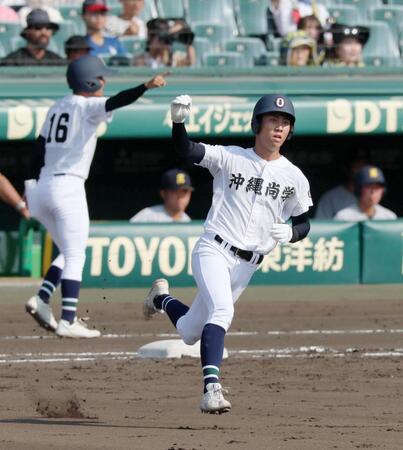 　３回、勝ち越しの二塁打を放ち喜ぶ沖縄尚学・比嘉