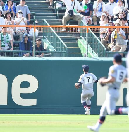 　３回、沖縄尚学・比嘉大登の打球が左翼フェンスを越えてエンタイトルツーベースになる（撮影・開出牧）