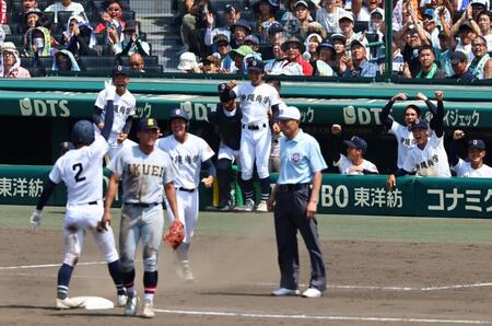 　１１回、沖縄尚学・宜野座恵夢の適時三塁打に盛り上がる沖縄尚学ナイン（撮影・山口登）