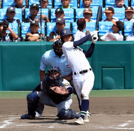 　１１回、左越えに適時三塁打を放つ沖縄尚学・宜野座恵夢（撮影・山口登）