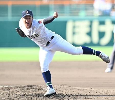 　先発し力投する沖縄尚学・末吉