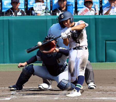 　７回、中前に同点適時打を放つ沖縄尚学・真喜志拓斗（撮影・山口登）