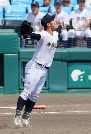 　１０回裏を無失点でしのぎ、喜ぶ沖縄尚学・末吉