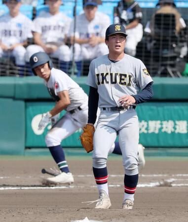 【写真】涙をこらえ切れない吉川の元にはチームメートが　優しく駆け寄り労う姿が感動的
