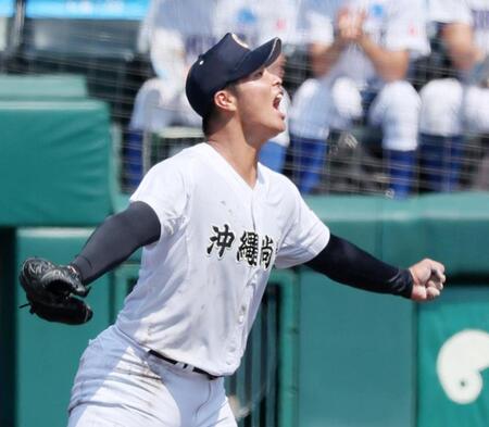 　１０回裏を無失点でしのぎ、喜ぶ沖縄尚学・末吉