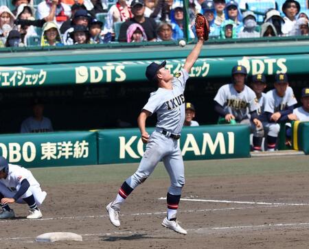 　１１回、仙台育英の守備が乱れ、一塁の仙台育英・中岡が捕球できず勝ち越しを許す（撮影・山口登）