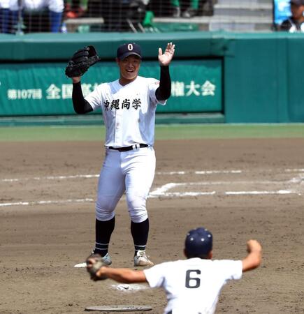 　タイブレークを制しベスト８進出を決め喜ぶ沖縄尚学・末吉良丞（撮影・山口登）