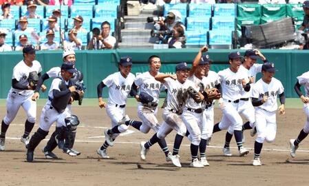 　ベスト８進出を決め歓喜の沖縄尚学ナイン（撮影・山口登）