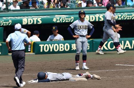 　１１回、仙台育英・吉川陽大が倒れ試合終了する（撮影・山口登）