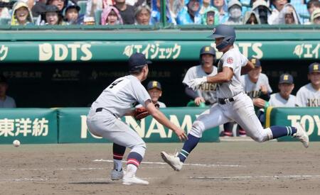 　１１回、沖縄尚学・安谷屋の遊ゴロで今野の一塁転送が悪送球となり仙台育英は勝ち越しを許す