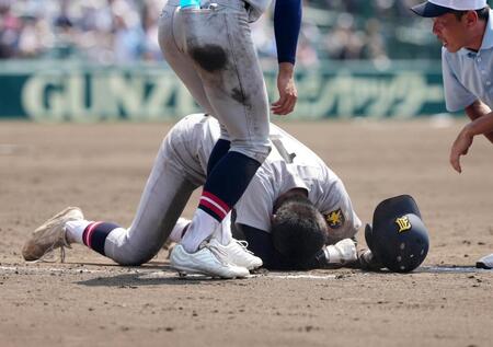 　１１回、最後の打者となり、グラウンドにうずくまる仙台育英・吉川