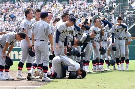 　延長タイブレークの末に敗れ、グラウンドにうずくまる吉川（手前下）ら仙台育英ナイン