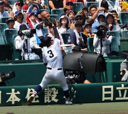 　８回、横浜・小野舜友は津田学園・伊藤璃空の飛球を好捕する（撮影・山口登）