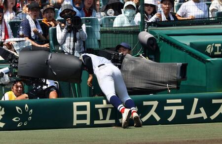 　８回、横浜・小野舜友は津田学園・伊藤璃空の飛球を好捕する（撮影・山口登）