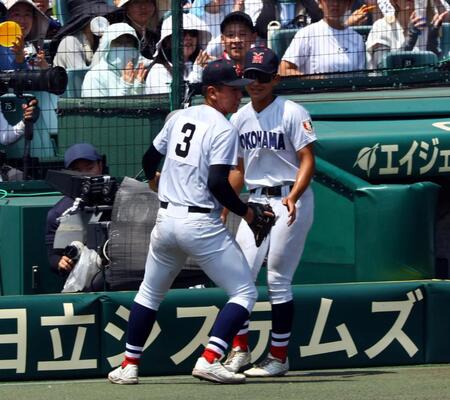 　８回、横浜・小野舜友は津田学園・伊藤璃空の飛球を好捕する（撮影・山口登）