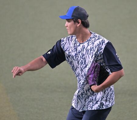 　キャッチボールする藤浪