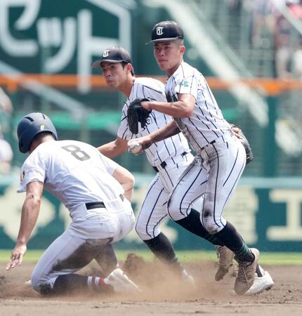 　３回、横浜・奥村頼の遊ゴロで阿部葉（左）を二封し、一塁転送で併殺とする津田学園・石井（右）。中央は二塁手・伊藤