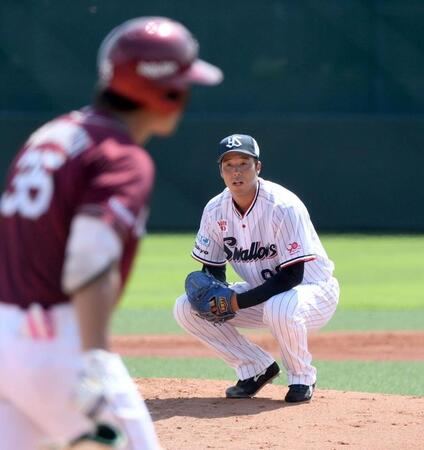 　３回、青柳は島内（左）に四球を与え、しゃがみ込む（撮影・佐藤厚）