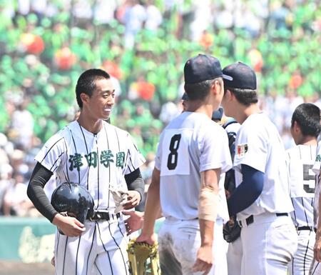 　試合後、横浜の選手たちと言葉を交わす津田学園・桑山晄太朗（左）＝撮影・西田忠信