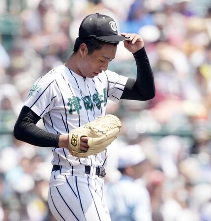 　８回、横浜・阿部葉に適時打を許した津田学園・桑山