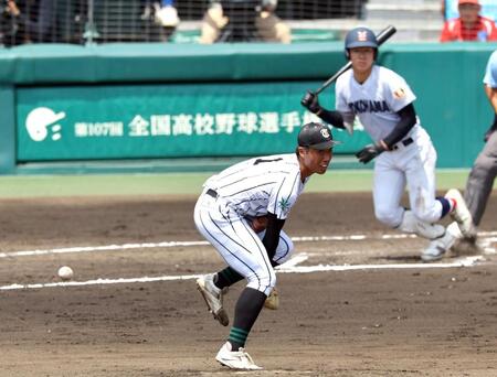 　６回、津田学園・桑山晄太朗は横浜・小野舜友に適時打を許す（撮影・山口登）
