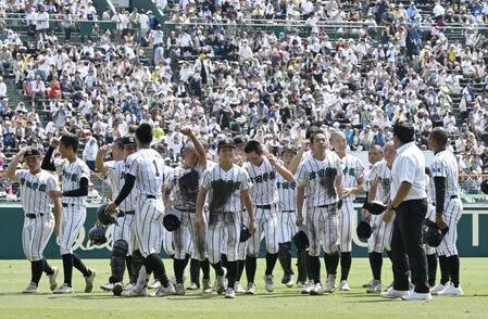 　８強進出を逃し、グラウンドを去る津田学園ナイン