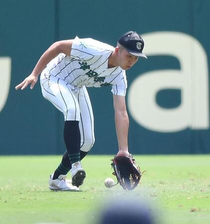 　３回、横浜・為永皓の左前打を後逸し２点を献上した津田学園・田中寛人（撮影・開出牧）