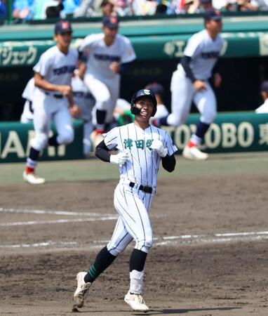 　９回、津田学園・桑山晄太朗が左飛に倒れ試合終了する（撮影・山口登）