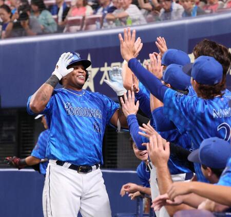 　２回、ソロを放ち、ナインとタッチを交わすビシエド（撮影・北村雅宏）