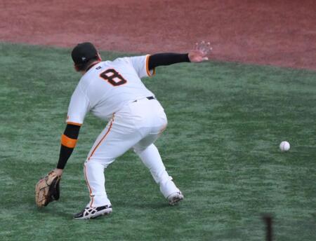 巨人　ベテランの丸佳浩がまさか…高寺の右前打を痛恨の後逸→計３点の先制許すミスに　阿部監督は厳しい表情