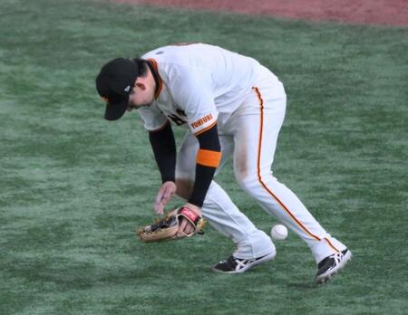 　４回、高寺の右前打を後逸する右翼手の丸（撮影・伊藤笙子）