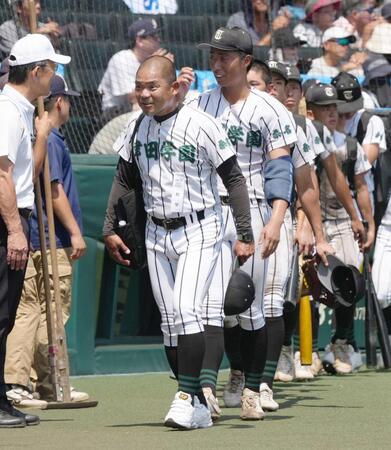 　横浜に敗れ、ナインとグラウンドから引き揚げる津田学園・佐川監督