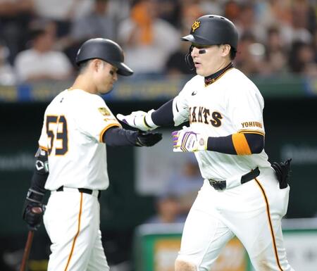 　５回、ソロを放ち、若林（左）とタッチを交わす丸（撮影・西岡正）