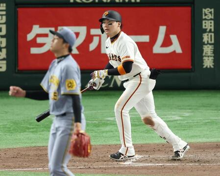 　５回、右越えソロを放つ丸（撮影・金田祐二）