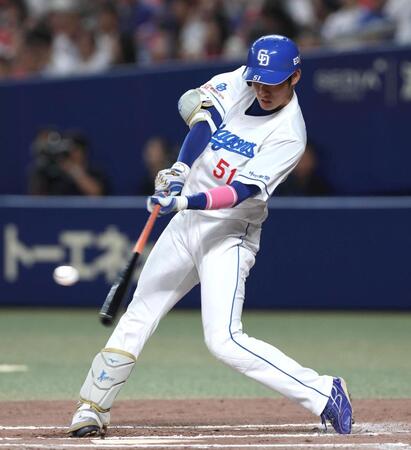 　６回、同点となるソロを放つ上林（撮影・北村雅宏）