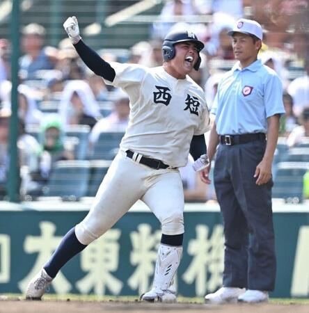 　３回、先制適時打を放ち、ガッツポーズする西日本短大付・佐藤仁