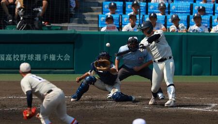 　３回、先制の中前打を放つ西日本短大付・佐藤仁（撮影・石湯恒介）