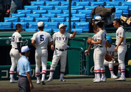 　選手に指示を飛ばす東洋大姫路・岡田監督（中央）＝撮影・石湯恒介