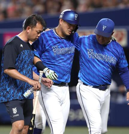 　５回、死球を受け、一端ベンチに退く蝦名（中央）＝撮影・北村雅宏