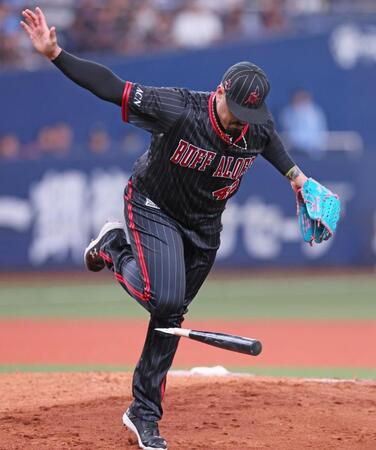 　９回、滝沢の折れて飛んできたバットをよけるマチャド（撮影・立川洋一郎）