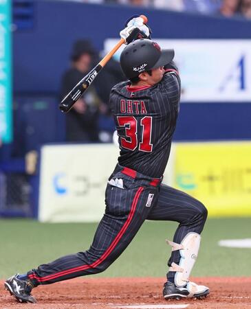 　５回、満塁本塁打を放つ太田（撮影・立川洋一郎）