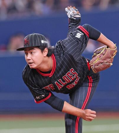 　１２回表に登板し１イニングを無失点に抑えた横山楓（撮影・立川洋一郎）