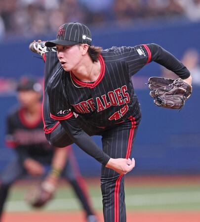 　３回表から登板し力投する片山（撮影・立川洋一郎）