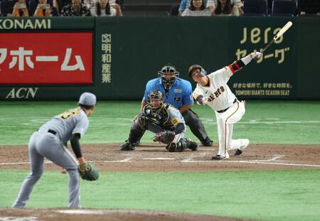 　９回、代打・坂本が空振り三振に倒れゲームセット（撮影・金田祐二）