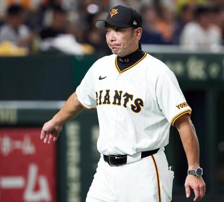 　４回裏を終え、選手交代を告げた阿部監督